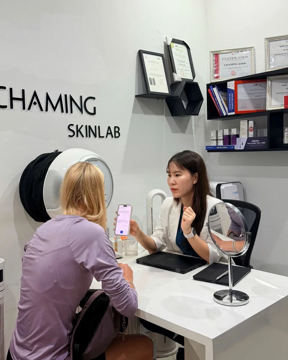 Bác sĩ đọc kết quả cùng khách
