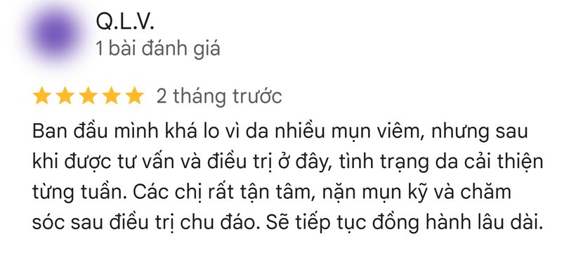 Five-star Google review by Q.L.V., 2 tháng trước (in Vietnamese): “Ban đầu mình khá lo vì da nhiều mụn viêm, nhưng sau khi được tư vấn và điều trị ở đây, tình trạng da cải thiện từng tuần. Các chị rất tận tâm, nặn mụn kỹ và chăm sóc sau điều trị chu đáo. Sẽ tiếp tục đồng hành lâu dài.”