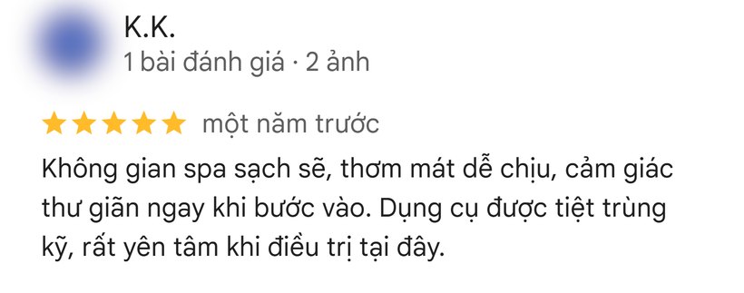 Five-star Google review by K.K., một năm trước (in Vietnamese): “Không gian spa sạch sẽ, thơm mát dễ chịu, cảm giác thư giãn ngay khi bước vào. Dụng cụ được tiệt trùng kỹ, rất yên tâm khi điều trị tại đây.”